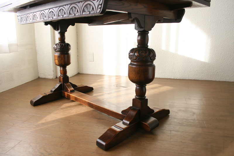 ラージバルボスドローリーフテーブル