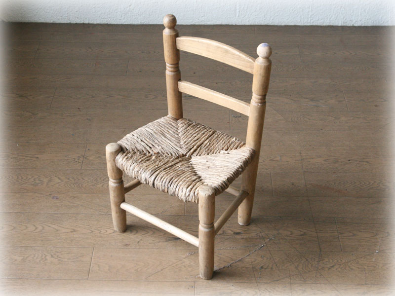 好評HOTゴッホの椅子風なイス　　　ラッシ編みの椅子　　古い一人掛け椅子 家具