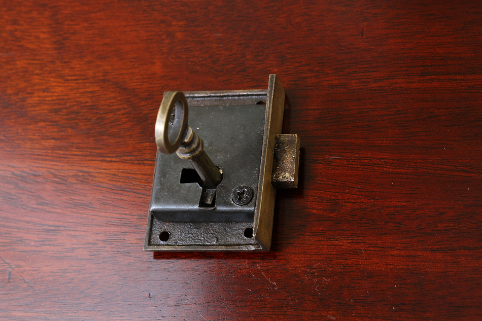 真鍮製キャビネットキー ロックセット/左開き用　37×51