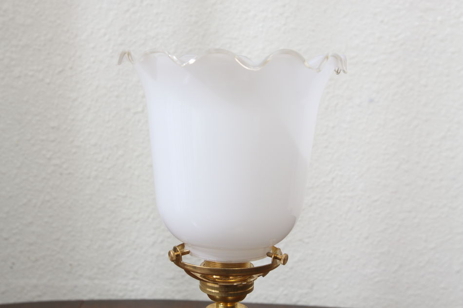 ホワイトガラスシェード　ツイストテーブルランプ