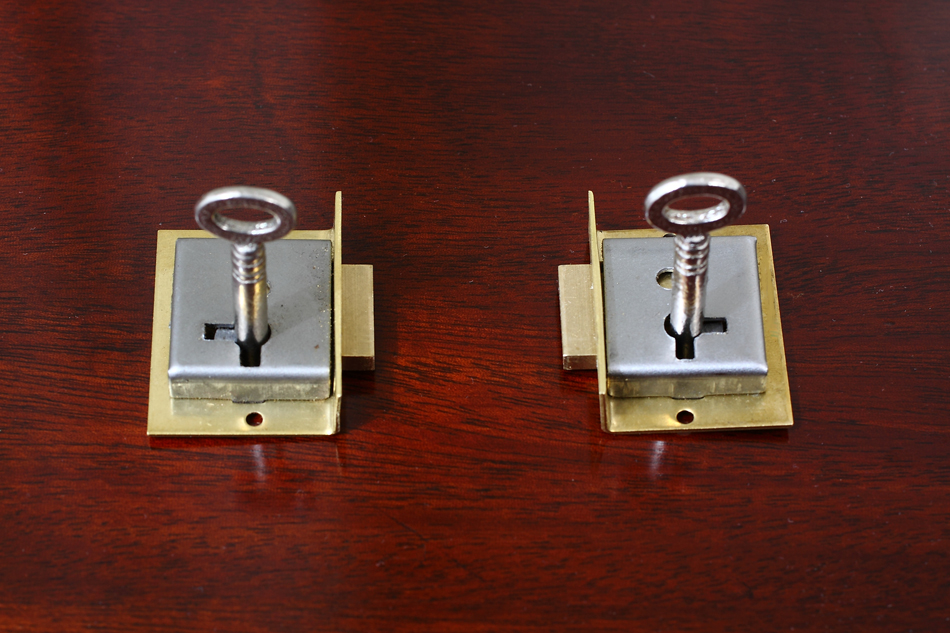 真鍮製キャビネットキーロックセット　ライト/左開き用　28×38