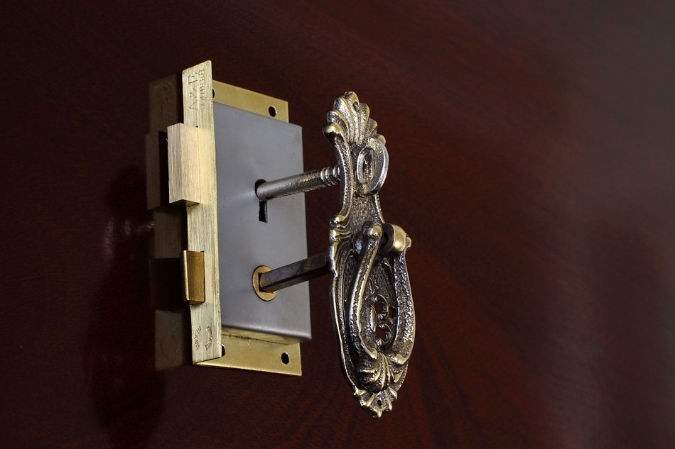 真鍮製 ワードローブターンハンドル キーホール(鍵穴)付き96サイズ
