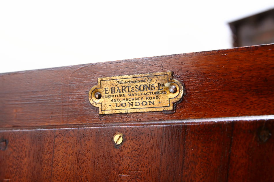 E. Hart & Sons スーパークオリティ チッペンデールスタイル マホガニーサイドボード