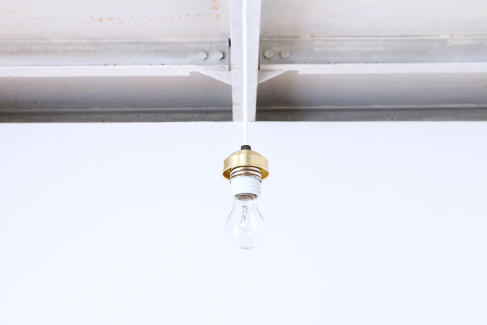 E26 スクリューホワイトソケットランプ / 真鍮ギャラリー付