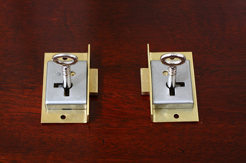 真鍮製キャビネットキー ロックセット　ライト/左開き用　28×51
