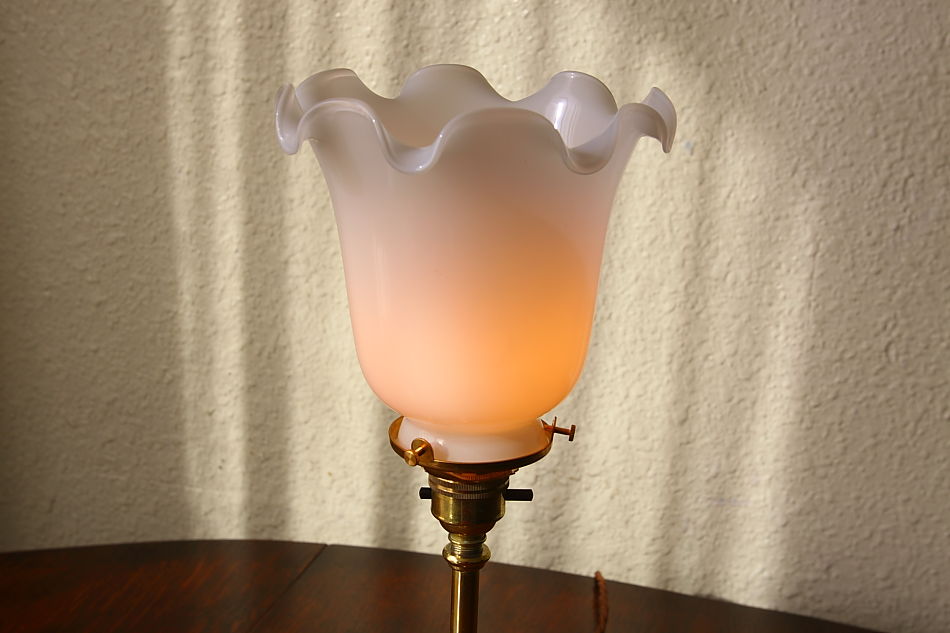 アールヌーヴォースタイル　ソリッドブラス&ミルクガラス　テーブルランプ