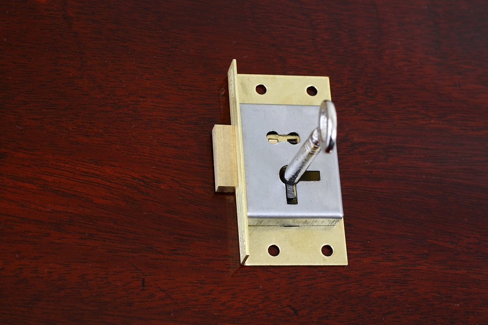 真鍮製キャビネットキーロックセット　レフト/右開き用　34×63