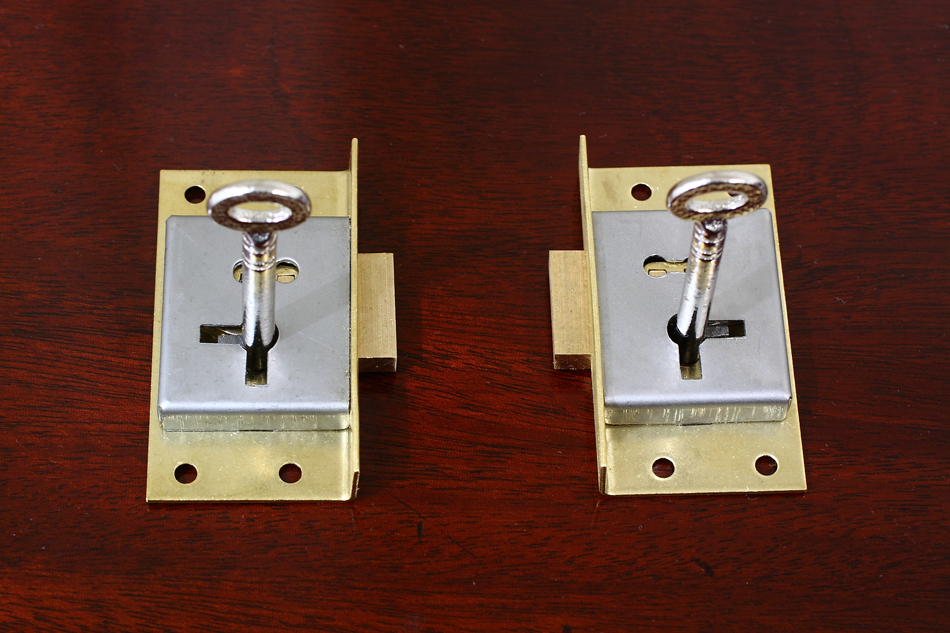 真鍮製キャビネットキーロックセット　レフト/右開き用　34×63