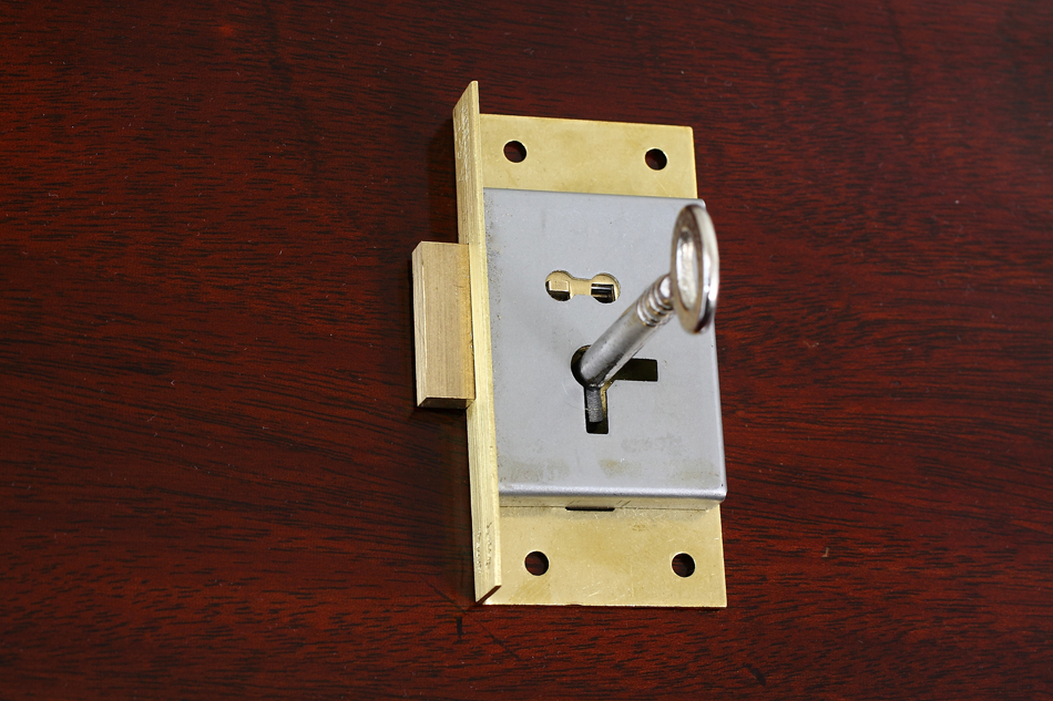 真鍮製キャビネットキーロックセット　レフト/右開き用　38×76