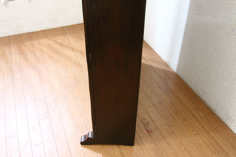 チューダースタイル　ブックキャビネット
