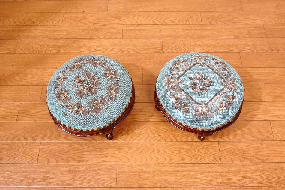 ヴィクトリアン オパリンビーズ&ウォルナット ペアフットスツール