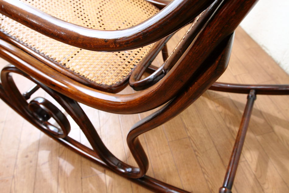 トーネットThonet #7010ベントウッドスモールロッキングチェア