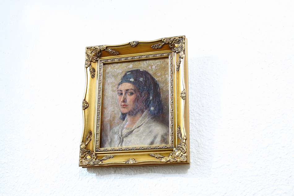 Portrait of a young girl / Oil Painting