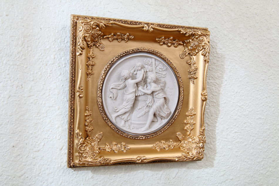 Two Woman And A Child / plaque picture 