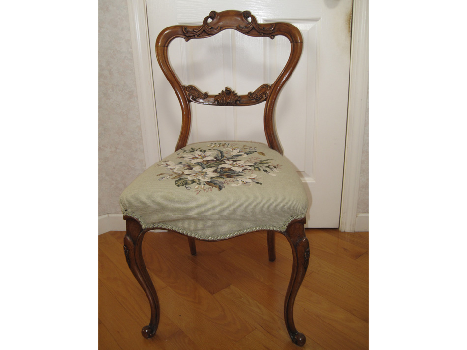 ミッドヴィクトリアン　ウォルナットバルーンバックチェア【リセール品】