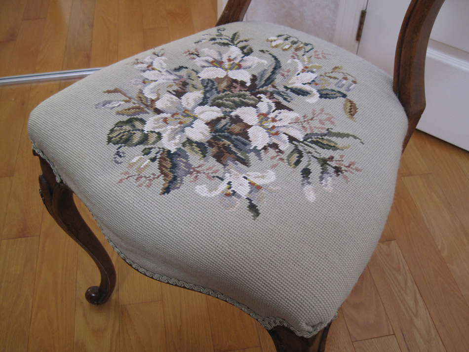 ミッドヴィクトリアン　ウォルナットバルーンバックチェア【リセール品】