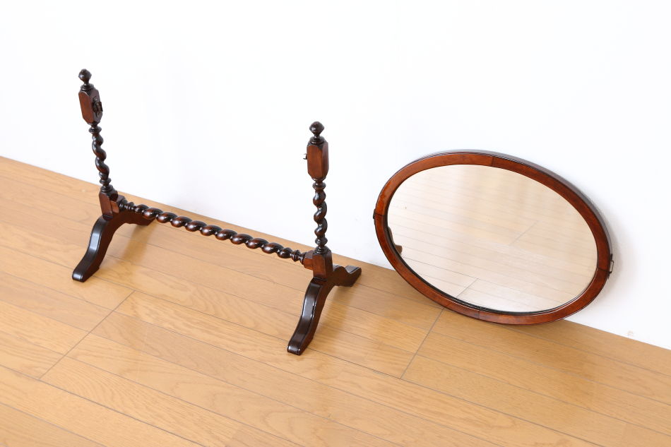ヴィクトリアンスタイル ツイスト テーブルトップ スタンドミラー