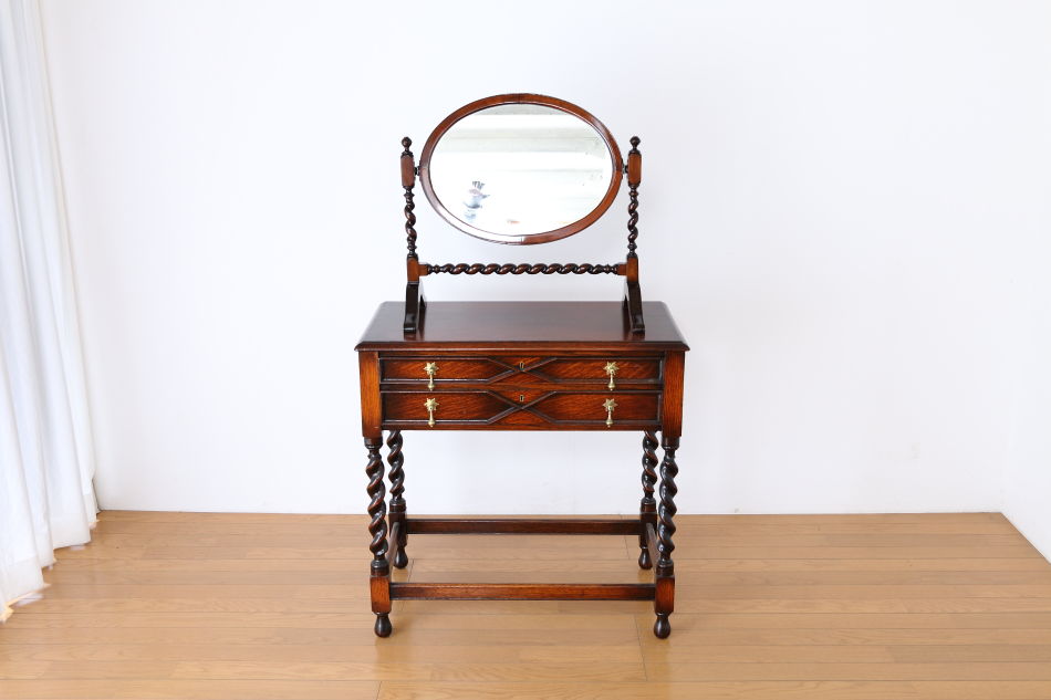 ヴィクトリアンスタイル ツイスト テーブルトップ スタンドミラー