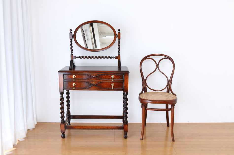 ヴィクトリアンスタイル ツイスト テーブルトップ スタンドミラー