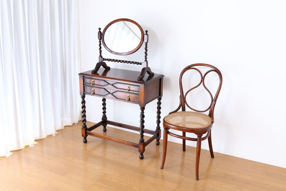 ヴィクトリアンスタイル ツイスト テーブルトップ スタンドミラー