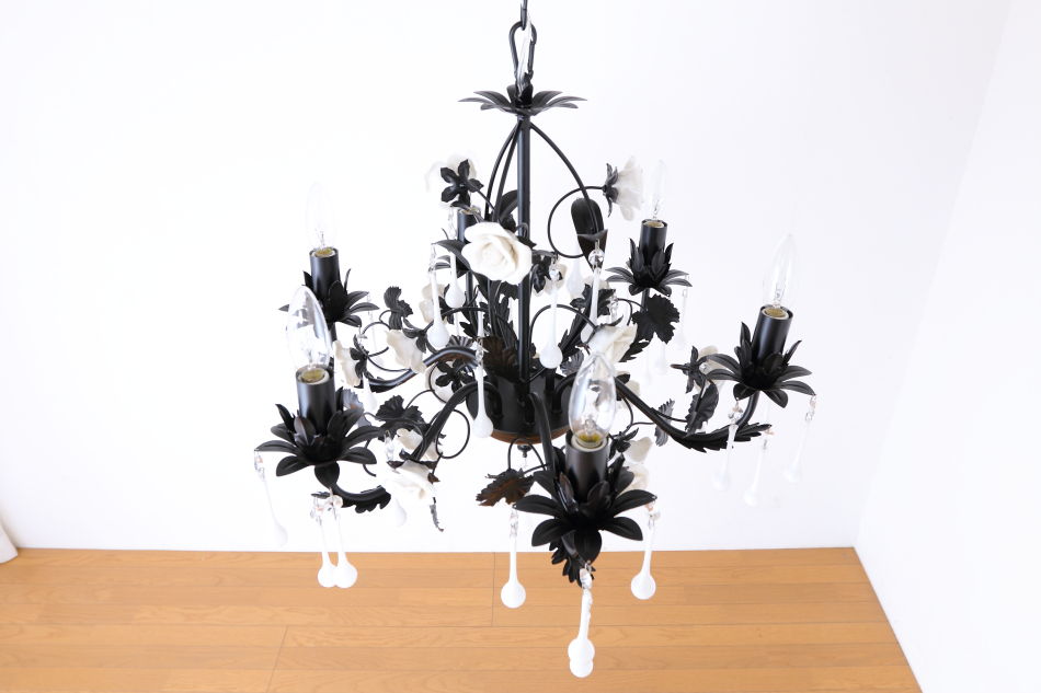 ホワイトポーセリン ローズ&ドロップ ブラックアイアン シャンデリア(6灯)