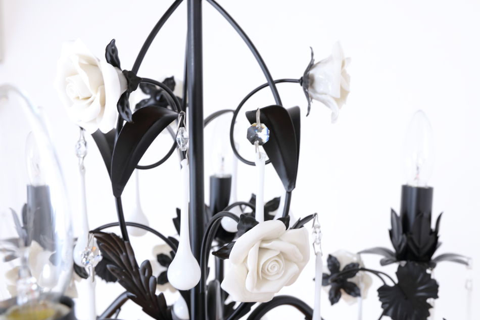 ホワイトポーセリン ローズ&ドロップ ブラックアイアン シャンデリア(6灯)