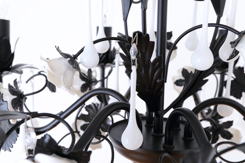 ホワイトポーセリン ローズ&ドロップ ブラックアイアン シャンデリア(6灯)