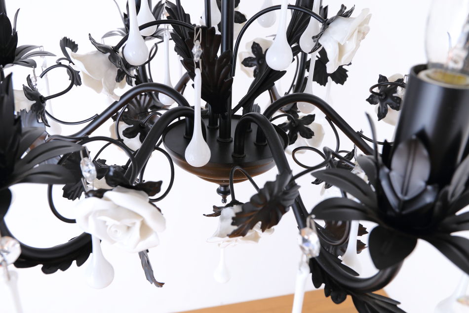 ホワイトポーセリン ローズ&ドロップ ブラックアイアン シャンデリア(6灯)