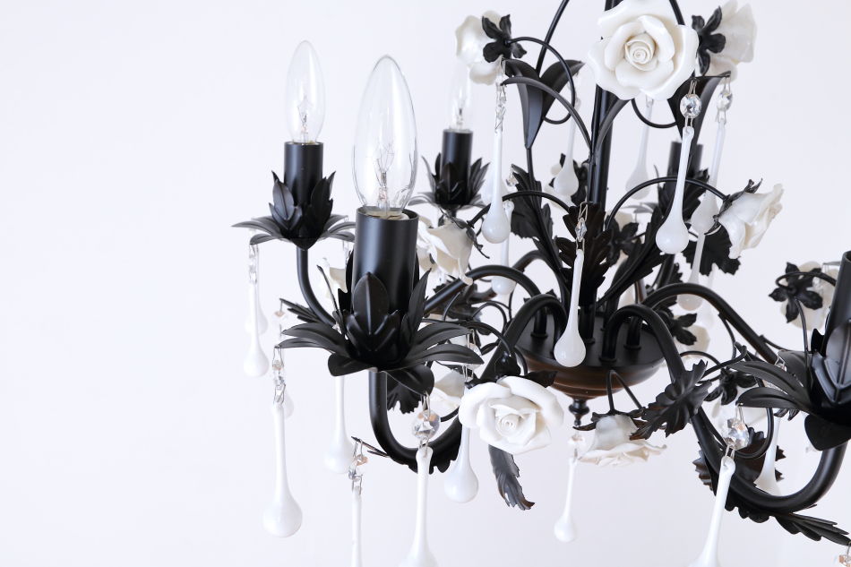ホワイトポーセリン ローズ&ドロップ ブラックアイアン シャンデリア(6灯)
