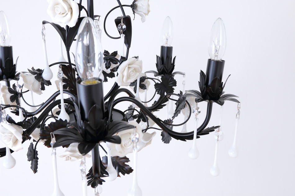 ホワイトポーセリン ローズ&ドロップ ブラックアイアン シャンデリア(6灯)