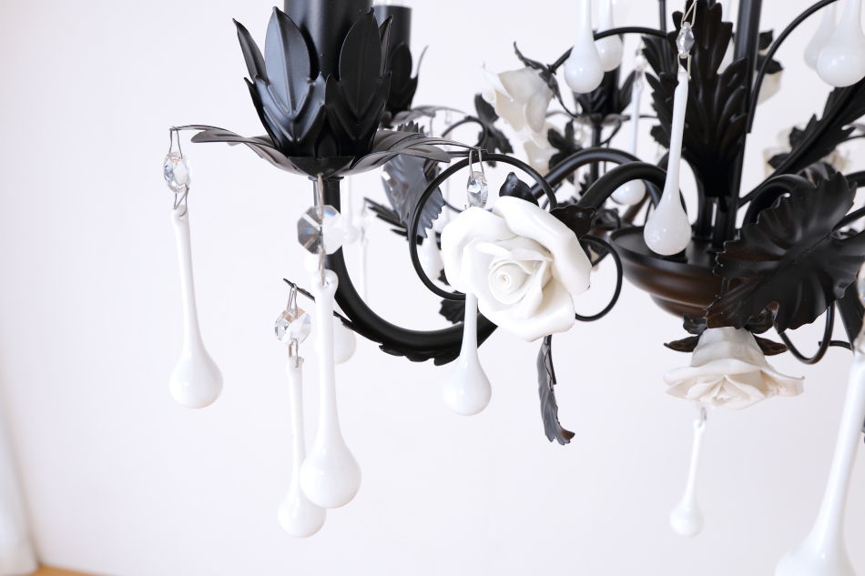ホワイトポーセリン ローズ&ドロップ ブラックアイアン シャンデリア(6灯)