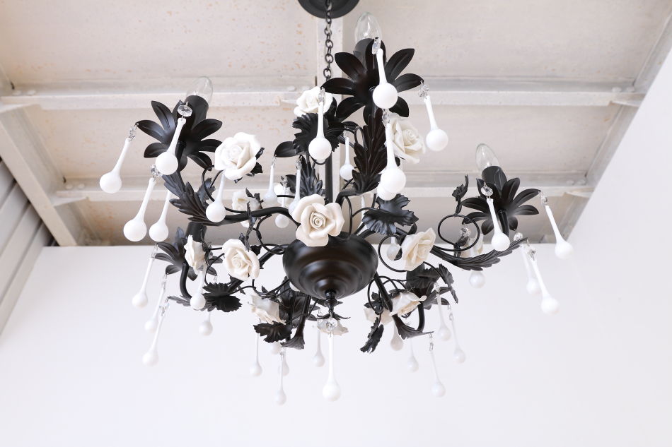 ホワイトポーセリン ローズ&ドロップ ブラックアイアン シャンデリア(6灯)