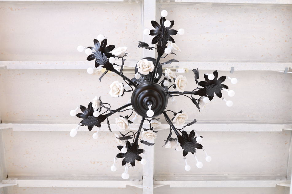 ホワイトポーセリン ローズ&ドロップ ブラックアイアン シャンデリア(6灯)