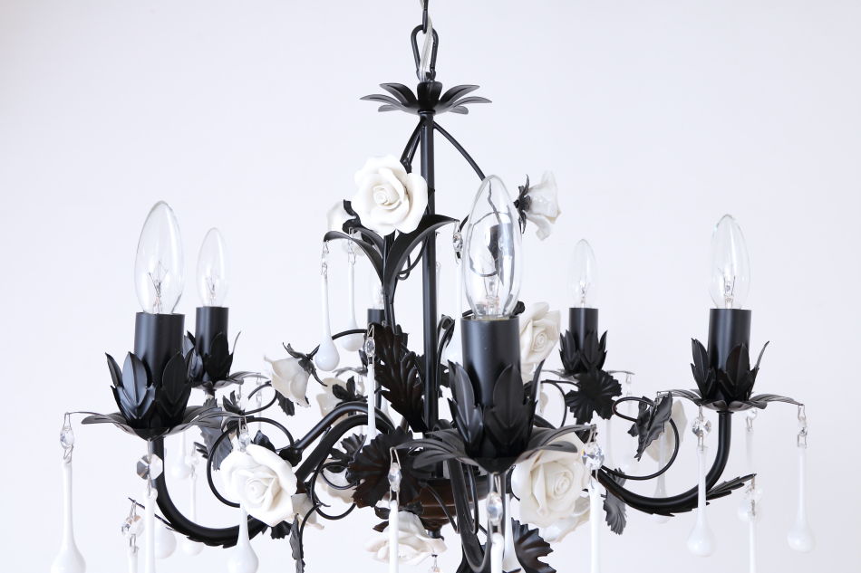 ホワイトポーセリン ローズ&ドロップ ブラックアイアン シャンデリア(6灯)