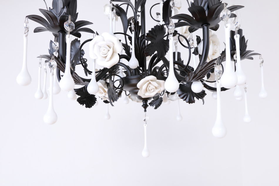 ホワイトポーセリン ローズ&ドロップ ブラックアイアン シャンデリア(6灯)