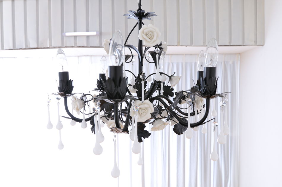 ホワイトポーセリン ローズ&ドロップ ブラックアイアン シャンデリア(6灯)