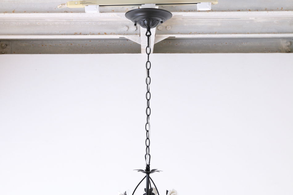 ホワイトポーセリン ローズ&ドロップ ブラックアイアン シャンデリア(6灯)