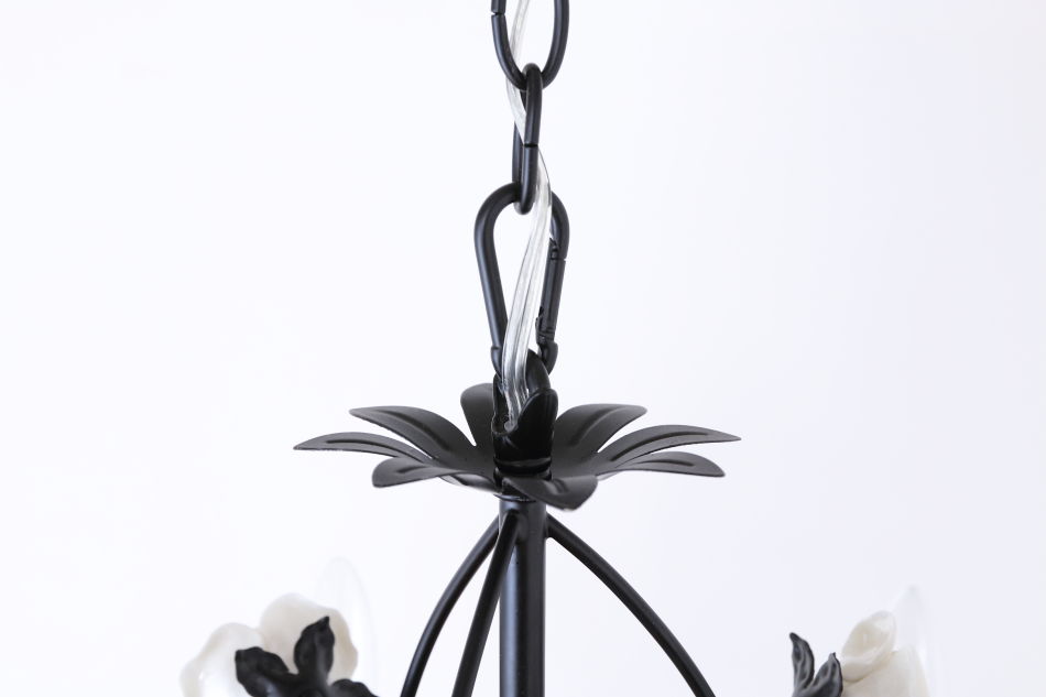 ホワイトポーセリン ローズ&ドロップ ブラックアイアン シャンデリア(6灯)