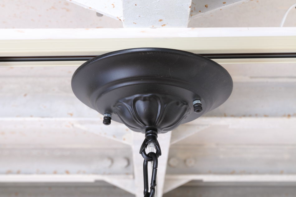 ホワイトポーセリン ローズ&ドロップ ブラックアイアン シャンデリア(6灯)