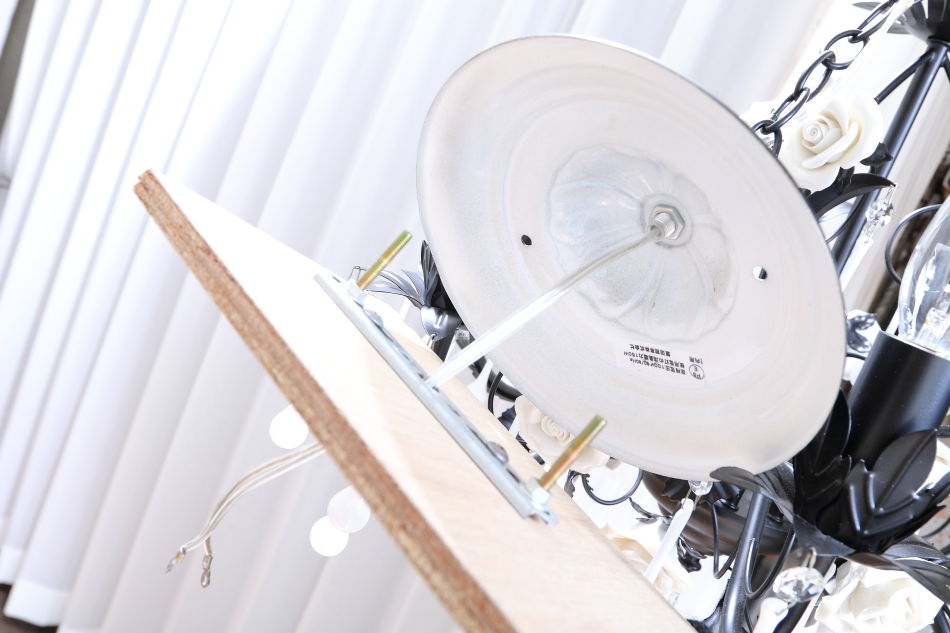 ホワイトポーセリン ローズ&ドロップ ブラックアイアン シャンデリア(6灯)