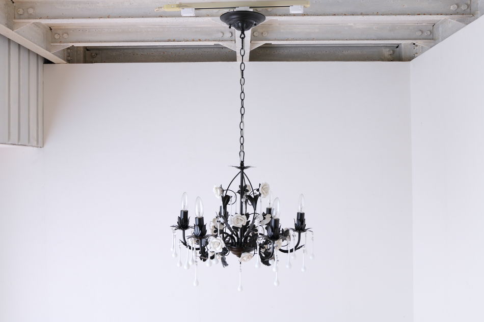ホワイトポーセリン ローズ&ドロップ ブラックアイアン シャンデリア(6灯)