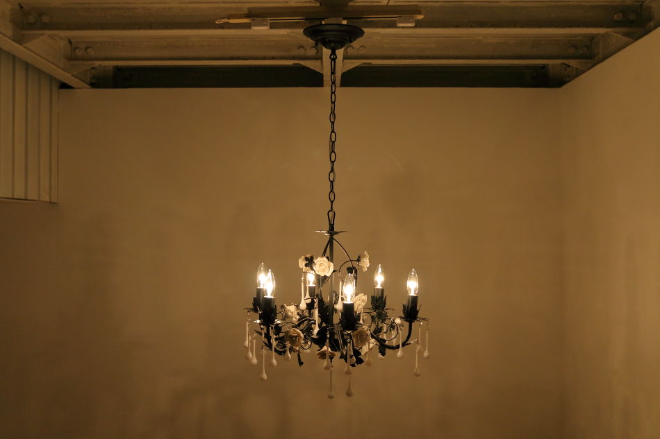 ホワイトポーセリン ローズ&ドロップ ブラックアイアン シャンデリア(6灯)