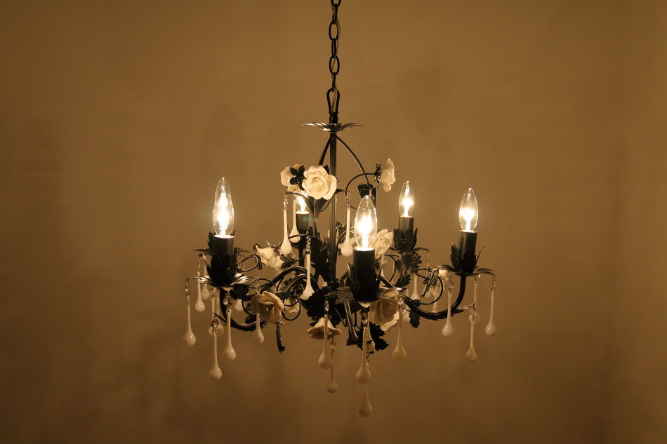 ホワイトポーセリン ローズ&ドロップ ブラックアイアン シャンデリア(6灯)