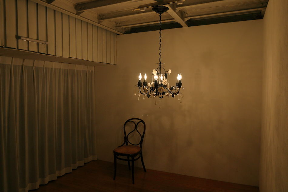 ホワイトポーセリン ローズ&ドロップ ブラックアイアン シャンデリア(6灯)