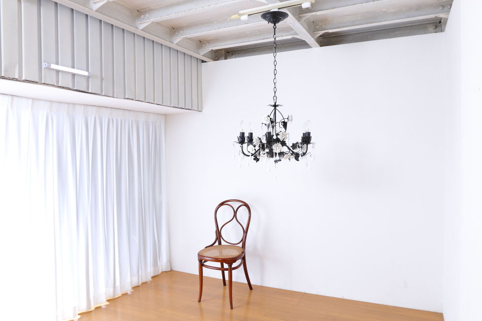 ホワイトポーセリン ローズ&ドロップ ブラックアイアン シャンデリア(6灯)