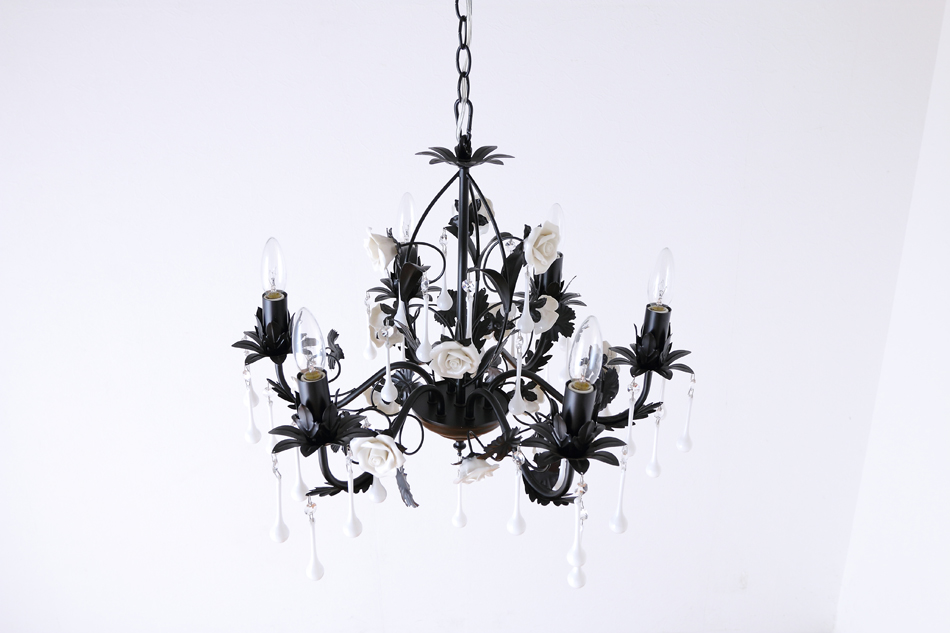ホワイトポーセリン ローズ&ドロップ ブラックアイアン シャンデリア(6灯)