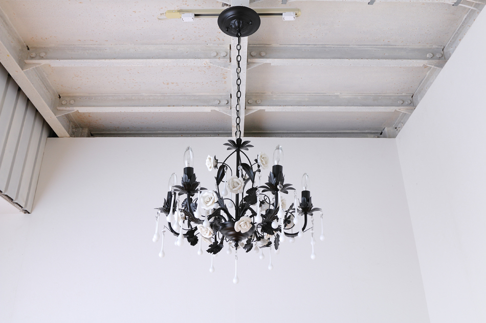 ホワイトポーセリン ローズ&ドロップ ブラックアイアン シャンデリア(6灯)
