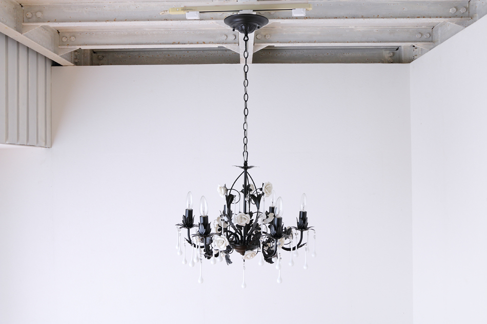 ホワイトポーセリン ローズ&ドロップ ブラックアイアン シャンデリア(6灯)