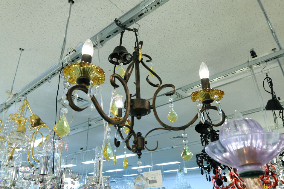 アンバークリスタルガラス & ロートアイアン シャンデリア(3灯)