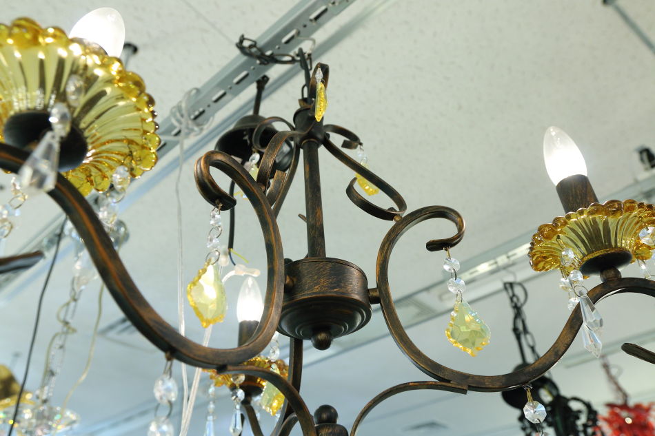 アンバークリスタルガラス & ロートアイアン シャンデリア(3灯)